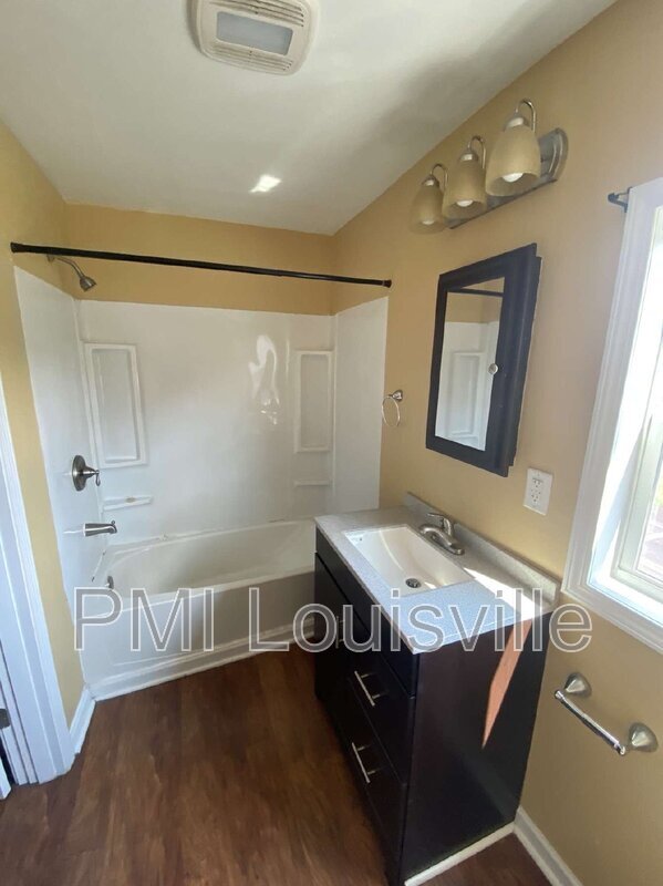 Building Photo - 1302 Main St