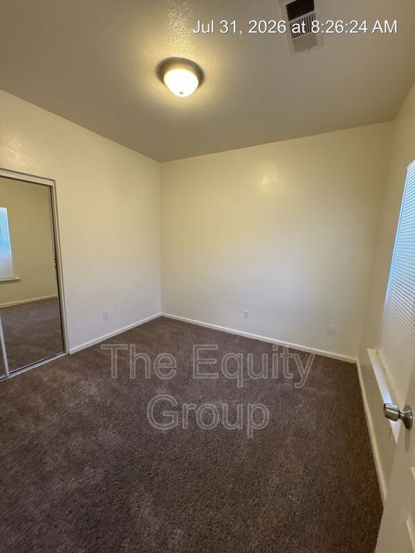 Building Photo - 2423 W Sunnyside Ave