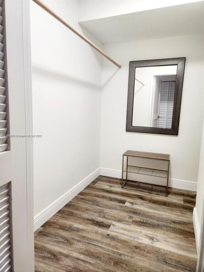 Building Photo - 2500 Parkview Dr