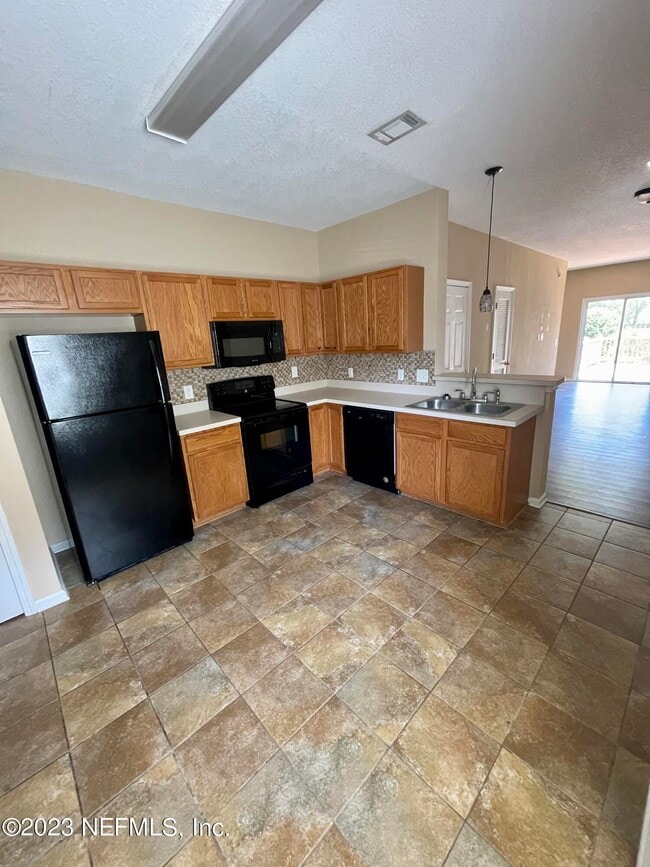 Building Photo - 549 Scrub Jay Dr