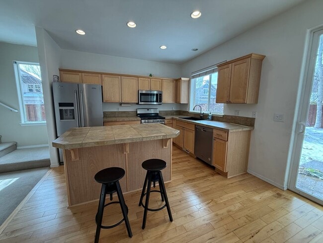 Building Photo - Beautifully Maintained 2 Bed/ 2.5 Bath - River Canyon Estates