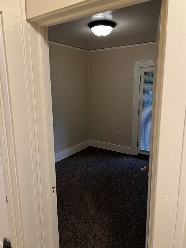 Building Photo - Charming and Spacious 4 Bed, 2.5 Bath Home near Downtown