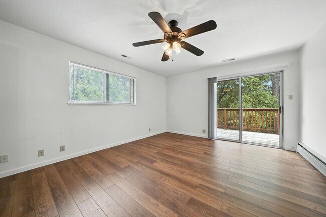 Building Photo - Large 2 Bedroom Home