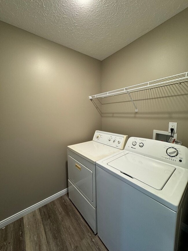Building Photo - 3 Bedroom Single Family Home Available in ...