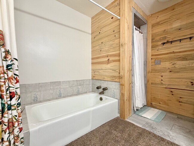 Building Photo - 8758 Oak Park Cir