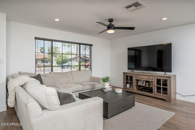 Building Photo - 8725 E Bonnie Rose Ave