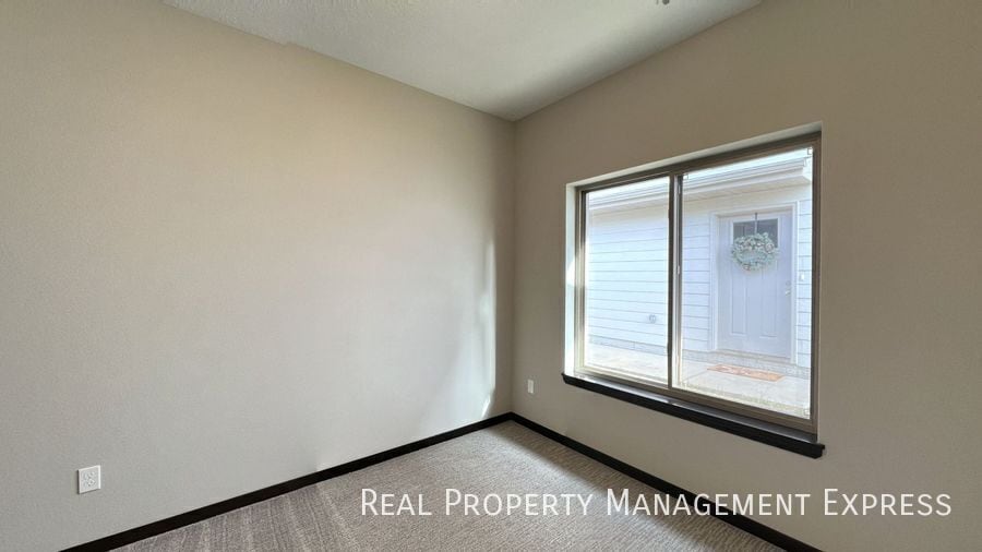 Building Photo - 3-Bed, 2-Bath Townhome: Modern, Spacious, Convenient