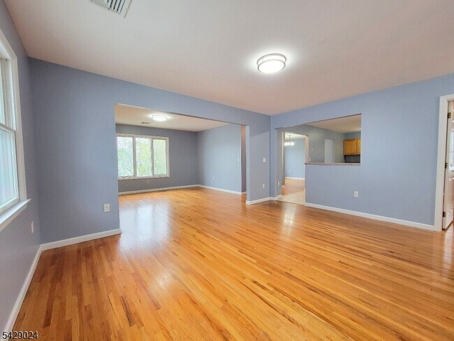 Building Photo - 154 Norwood Ave
