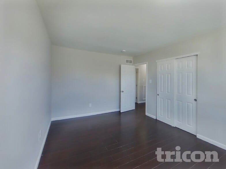 Building Photo - 3 Meadow Glen Rd