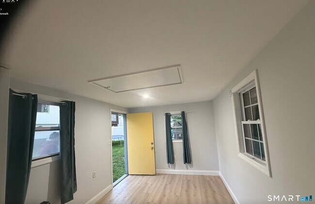 Building Photo - 9 Oakledge Cir