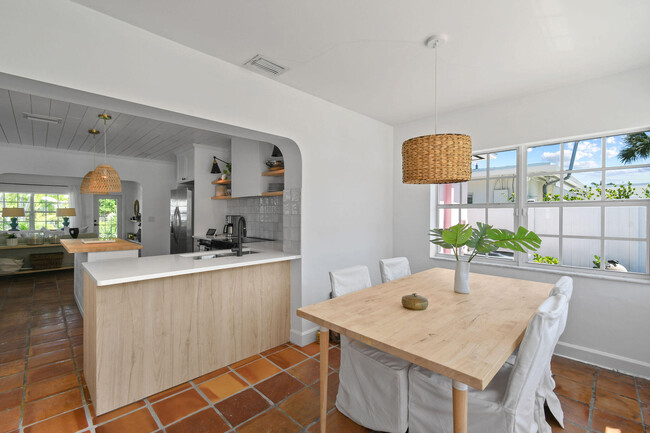 Building Photo - 815 N Ocean Breeze