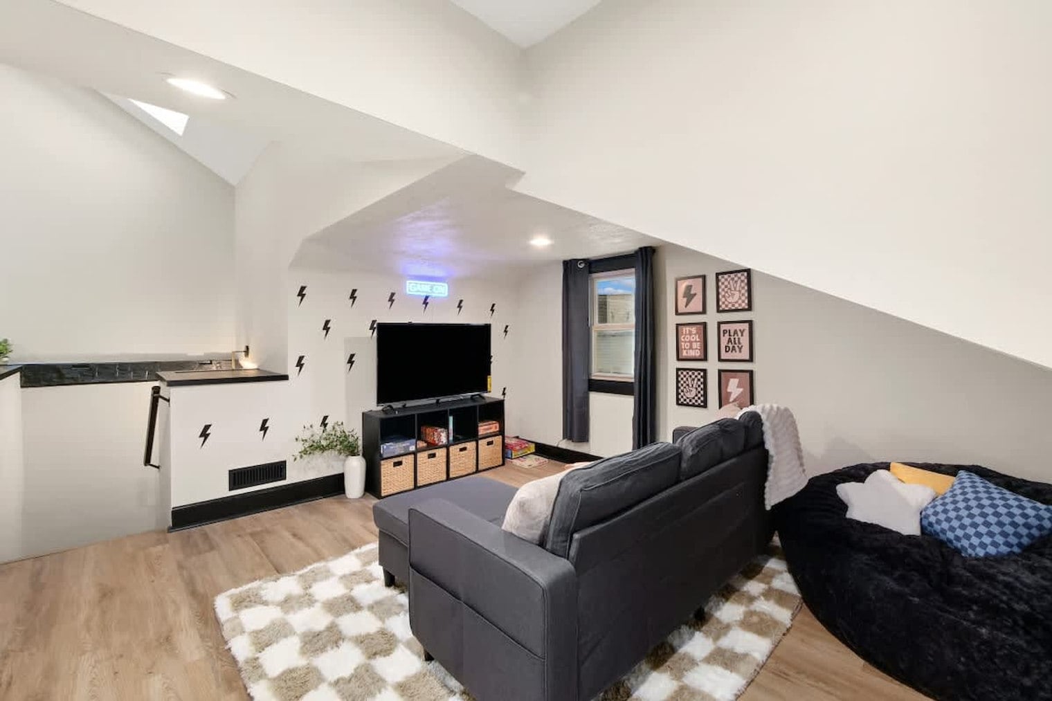 Building Photo - 303 E Washington St