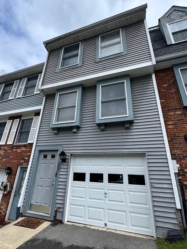 Building Photo - 207 Shadowlawn Cir