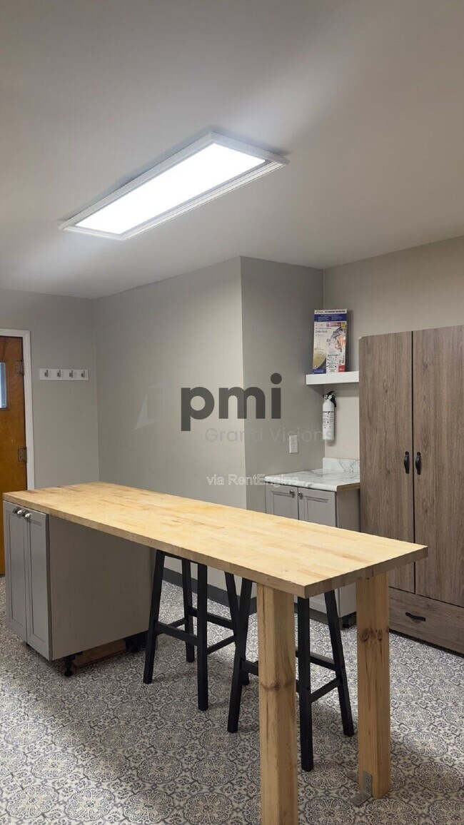 Building Photo - 1528 Division St