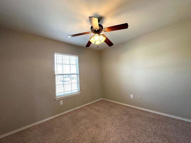 Building Photo - Gorgeous 3-bedroom minutes from 82nd & Uni...