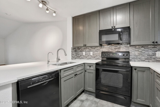 Primary Photo - 7 Arbor Club Dr