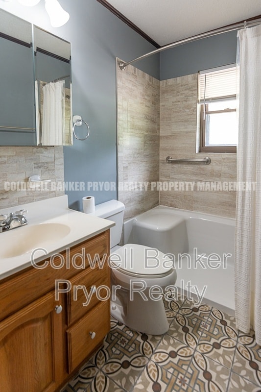 Building Photo - 165 Lakeshore Ct
