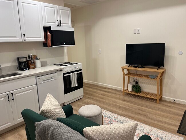 Building Photo - Furnished Columbus