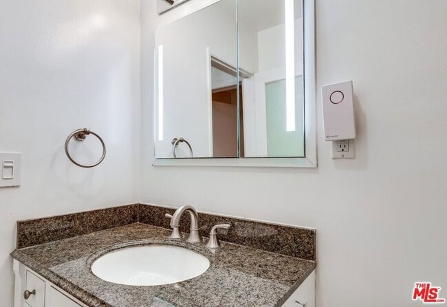 Building Photo - 1275 Havenhurst Dr