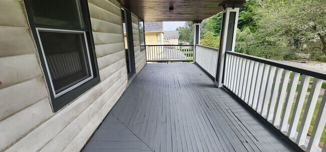 Building Photo - 4 Bedroom 1 Bathroom Triplex