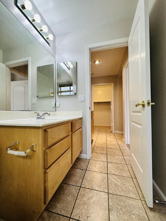 Building Photo - 672 W Raven Dr