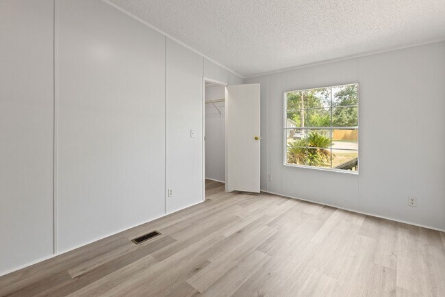 Building Photo - 16474 N Emerson Cir