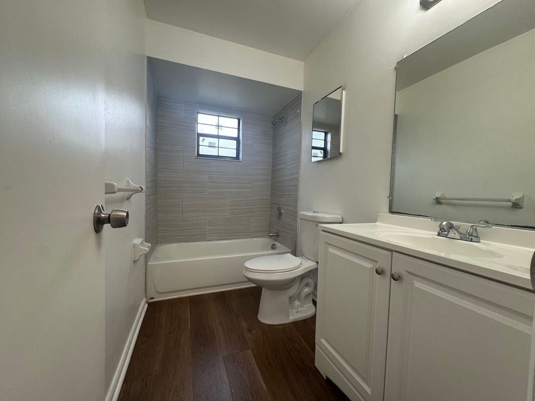 Building Photo - 221 S Cypress Way