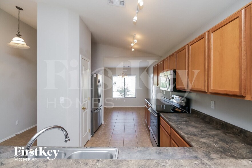 Building Photo - 3193 W Sunshine Butte Dr