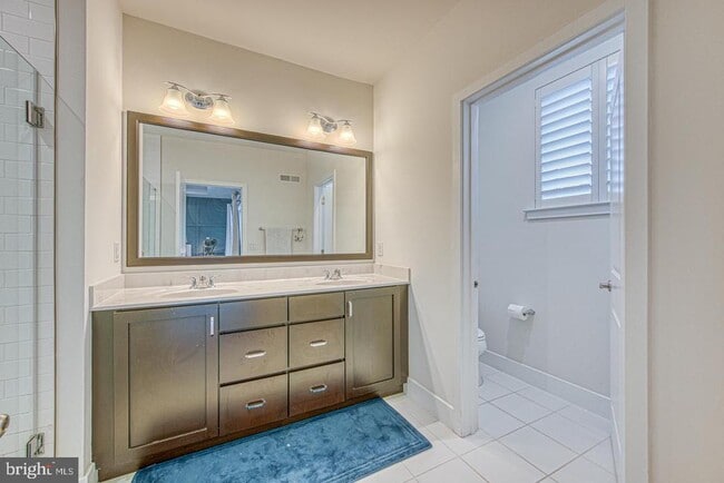 Building Photo - 1001 Lakeview Ct