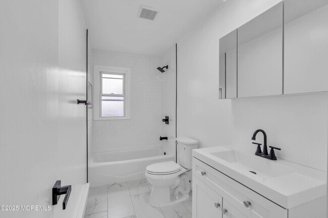 Building Photo - 114 3rd Ave