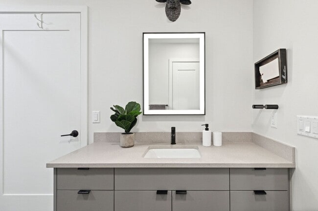 Building Photo - Hip Strip Furnished Condo in Reed Building $2,500 / Month - DATES NEGOTIABLE