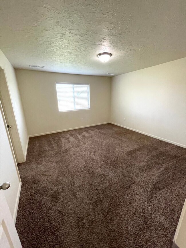 Building Photo - Beautiful Three Bedroom Two Bath in Kennewick