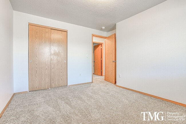 Building Photo - 3BD Ranch Style Home In Great Orchards Location!  Fully Fenced Yard!