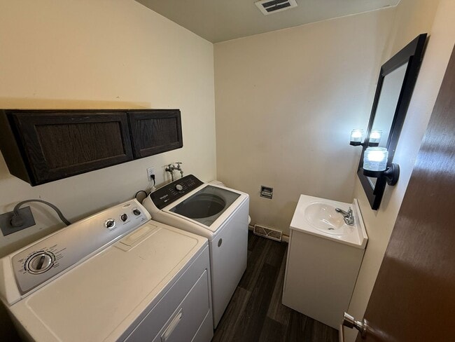 Building Photo - Spacious 5-Bedroom Home for Rent in Sioux ...
