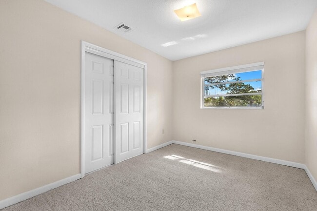 Building Photo - 385 Lincoln Ave