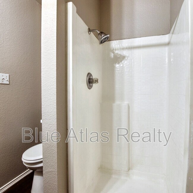 Building Photo - 402 Kings Way Dr