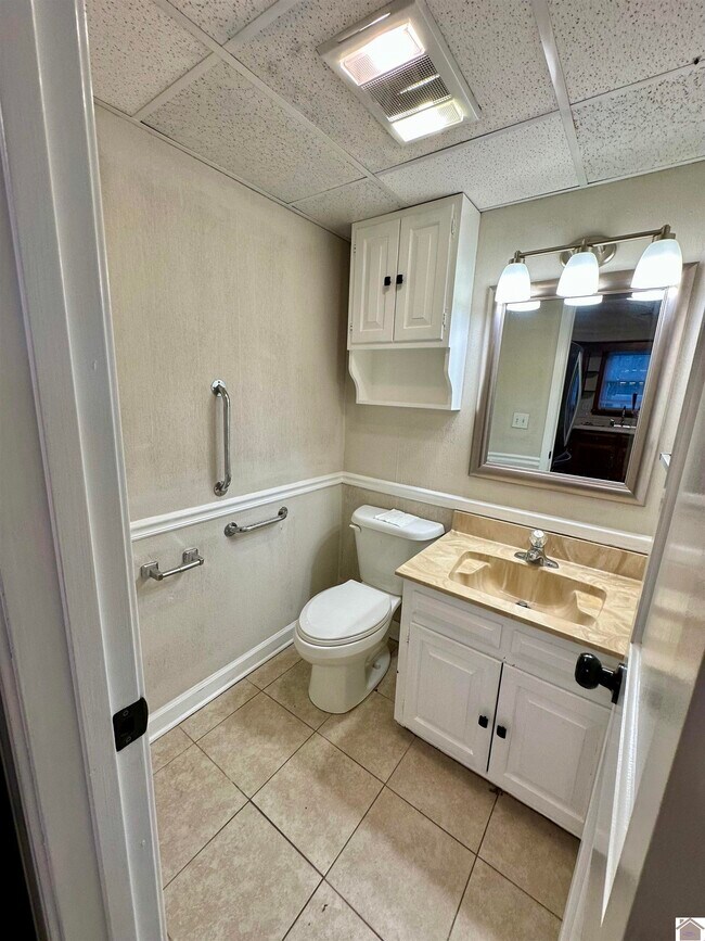 Building Photo - 67 Country Club Ln