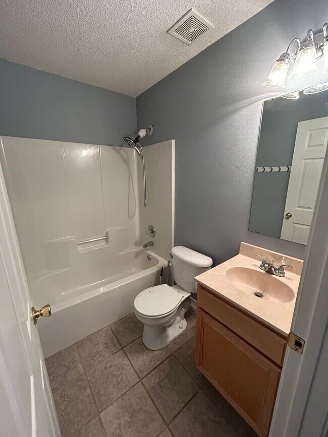 Building Photo - 4BR/3BA with privacy fenced backyard