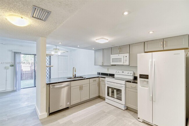 Building Photo - 5209 SW 40th Ave