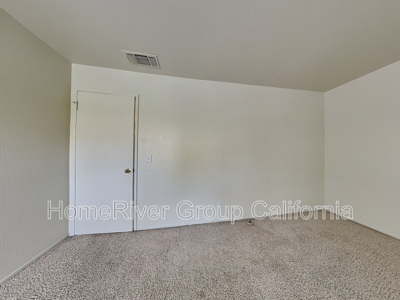 Building Photo - 9127 Newhall Dr