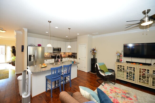 Building Photo - Clubhouse and pool community in the heart of Greenbrier!