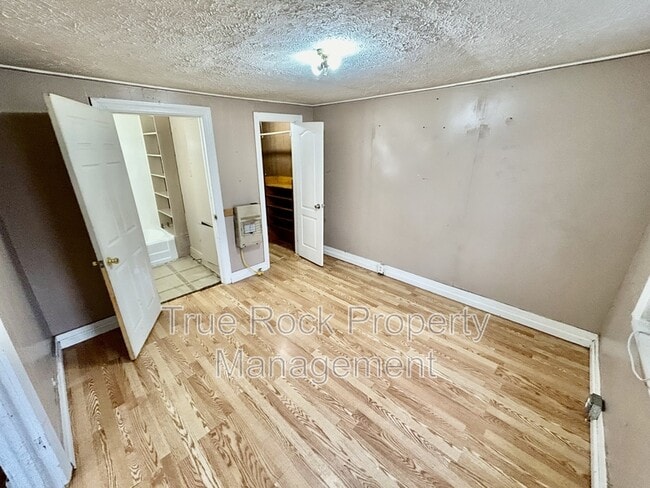 Building Photo - 516 1/2 E 14th