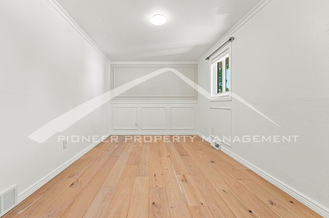 Building Photo - Charming Home with Washer/Dryer and 2-Car Garage