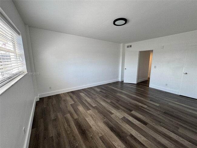 Building Photo - 9700 W Bay Harbor Dr