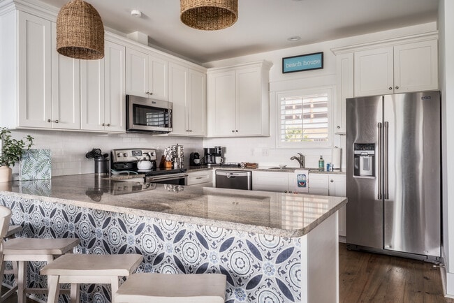 Building Photo - 105 W 7th St