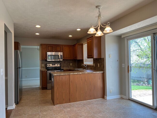 Building Photo - Well-Located 4 Bedroom with Versatile Living Space!!