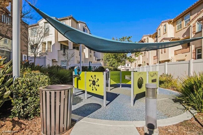 Building Photo - Stylish Three-Story Townhome with Private Courtyard & Pool Access