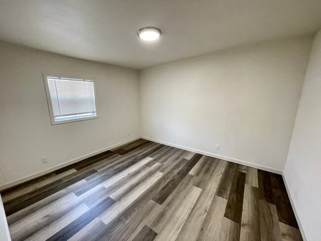 Building Photo - Beautifully Remodeled Large 3 Bedroom 2 Ba...