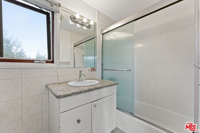 Building Photo - 15123 Greenleaf St