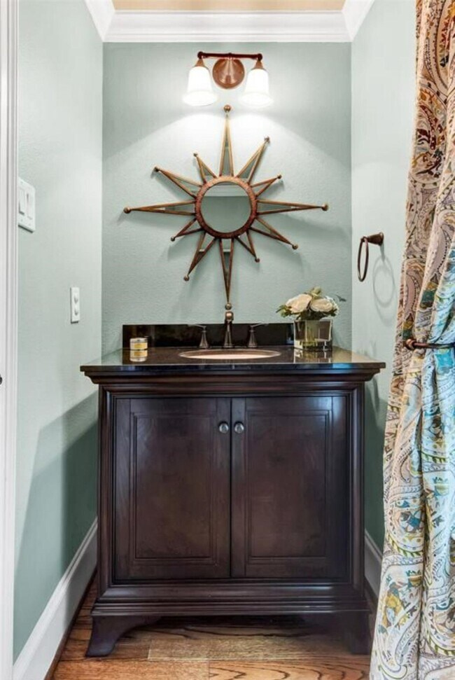 Building Photo - 5307 Lillian St